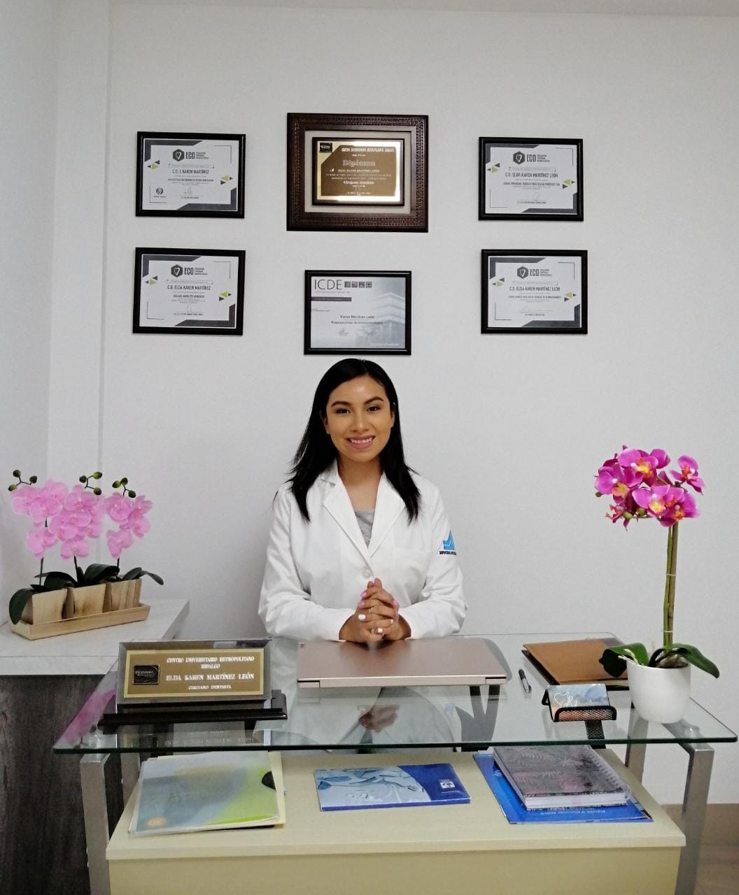Dra. E. Karen Martínez León (Cirujano Dentista)
